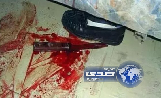 شاب يقدم على طعن والدته يجهز عليها بمطرقة !