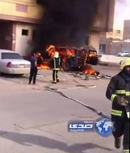 اندلاع النيران في سيارة أمام مجمع سكني بـ يرموك الرياض (فيديو)