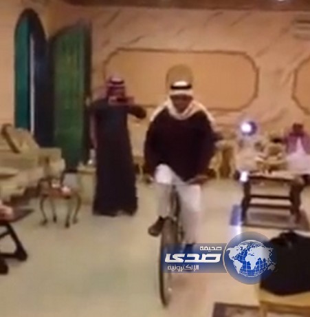 بالفيديو: سعودي يفاجئ أهل العروس بدخوله بـ سيكل داخل قاعة أفراح