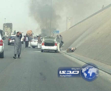 بالصور: اشتعال النيران في سيارة على شمال طريق الملك فهد