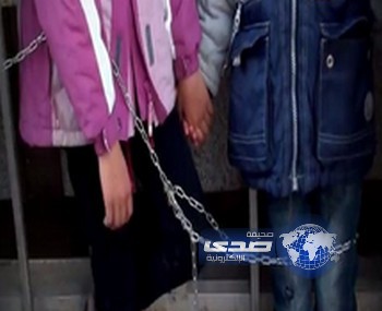بالفيديو: رجل تونسي يقيد بناته الأربع بسلسة أمام مصلحة الجمارك