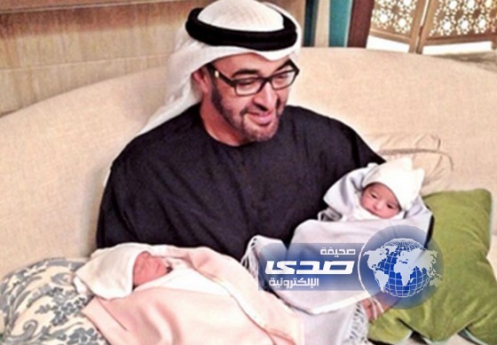 صورة محمد بن زايد مع حفيديه تجتاح مواقع التواصل