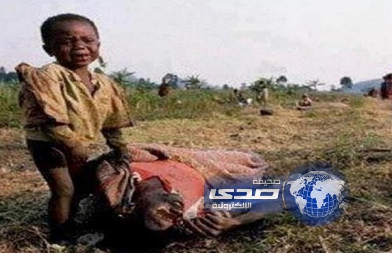 صورة لطفل أفريقي يحاول رفع  أمه  التي توفيت من الجوع!