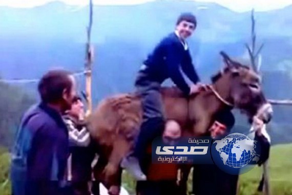 بالفيديو.. شاب يثبت قوته بحمله حماراً مع شاب يمتطيه