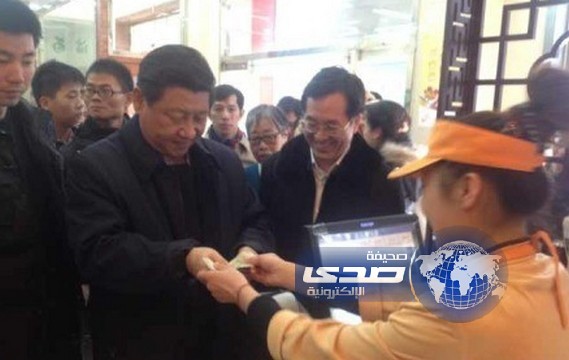 الرئيس الصيني يقف في طابور لشراء الطعام!