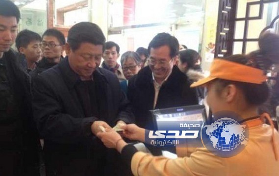 الرئيس الصيني يقف في طابور لشراء الطعام!