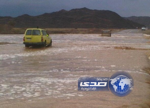 بالصور:الدفاع المدني يباشرعمليات انقاذ المحتجزين في سيول تبوك