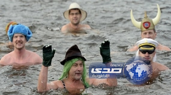285 سباحا يتنافسون في نهر حرارته 5 درجات