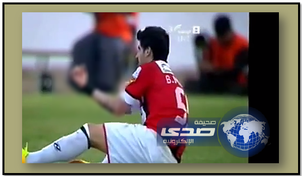 لاعب الرائد يعترض على الحكم بطريقة لا أخلاقية