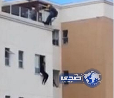 بالفيديو : شخص يحاول الانتحار فأنقذوا حياته “ركلاً بالأرجل”