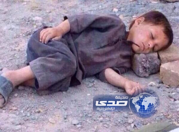 صورة مؤثرة .. لطفل سوري ينام على حجر