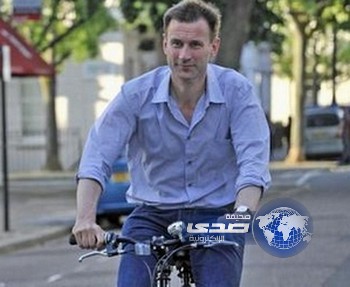 بالصور وزير بريطاني يكسر اشارة المرور بدراجة فيدفع 3000 دولار غرامة