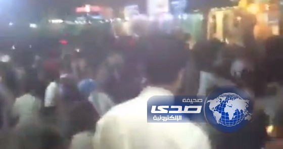 بالفيديو:مشاجرة جماعية بالسكاكين والأسلحة البيضاء بسبب موقف سيارة في الاحساء