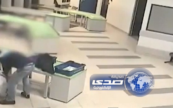 بالفيديو: “حركة مذهلة” من موظف المطار تنقذ رضيعاً من سقوط مؤلم