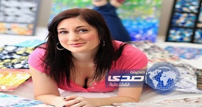 فنانة ترسم لوحات بنهديها