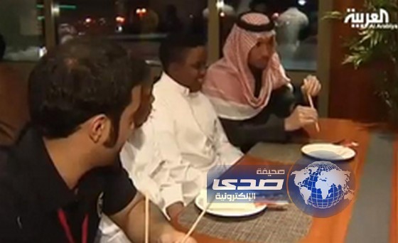 بالفيديو: فايز المالكي ونجوم “youtube” يخدمون الزبائن في أحد مطاعم الرياض