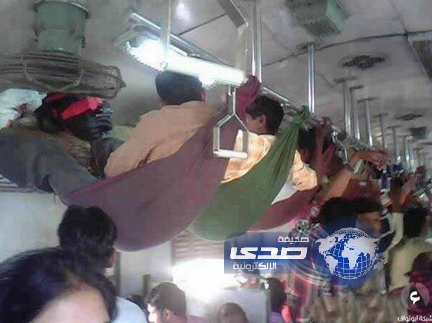 سائق باص يخصص مقاعد اضافية للركاب “زحمة يادنيا زحمة”