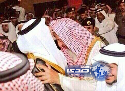 &#8221; قمة التواضع &#8221; وزير التربية والتعليم الأمير خالد الفيصل يقبل رأس المفتي