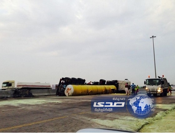 انقلاب صهريج مُحَمّل بمادة الكبريت على طريق أبو حدرية بالشرقية