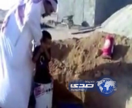 بالفيديو.. مواطن يخاطر بحياة طفل وينزله في سطل إلى داخل بئر لتنظيفه