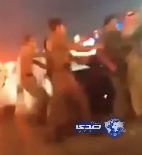 بالفيديو..القبض على مواطن بالقوة بعد تهجمه على رجال الأمن