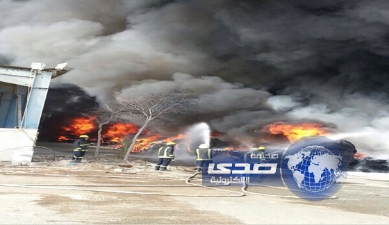 بالفيديو والصور : السيطرة على حريق ضخم في فناء شركة بجدة بـ 11 فرقة إطفاء