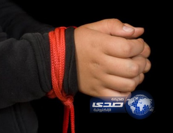 اختطاف فتاة وتكبيلها عند محطة بعرعر