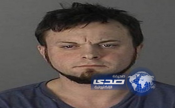 ضربها صديقته بـموزة فاعتقلته الشرطة بتهمة «العنف»!