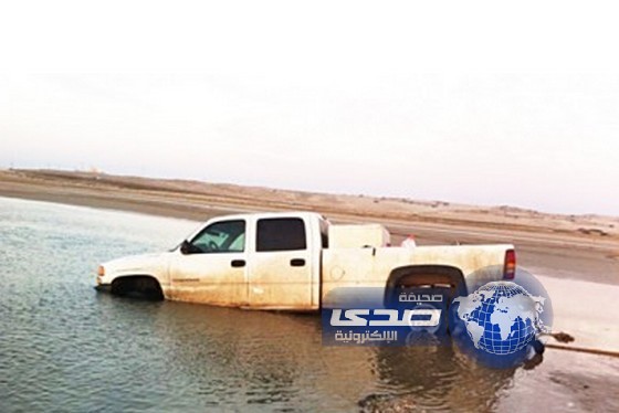 مدني أملج ينقذ قائد مركبة أثناء احتجازها داخل رمال الشاطئ