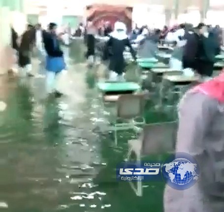 بالفيديو والصور.. مياه الأمطار تداهم طلاباً داخل قاعة الاختبار بإحدى المدارس