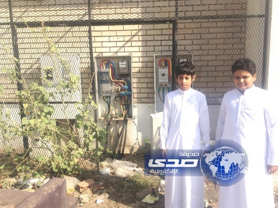 طلاب مدرسة الفضل بن العباس وعلي بن أبي طالب يشكون مخاطر الكهرباء المكشوفة