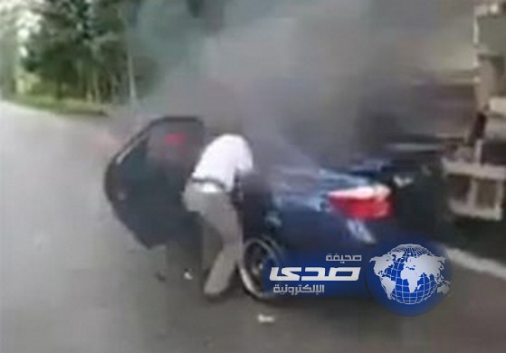 بالفيديو..رجل شجاع ينقذ زوجين قبل انفجار سيارتهما