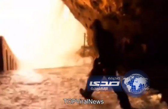 بالفيديو :موجة هائلة تجرف زوجين من فوق صخرة في فرنسا