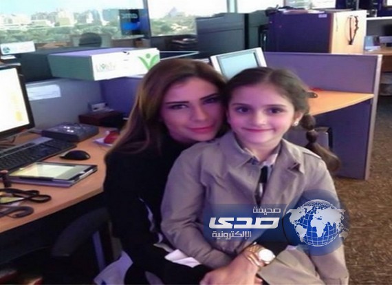 الأعلامية السعودية سارة دندراوي تحتضن طفلة داخل الاستديو