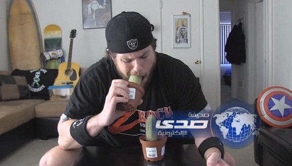 أميركي يأكل الصبّار بأشواكه!