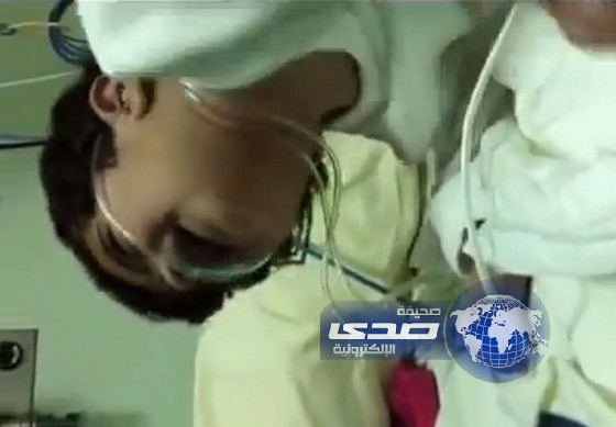 بالفيديو:طفلة تصارع الموت وتفارق الحياة أمام والدتها في الأحساء