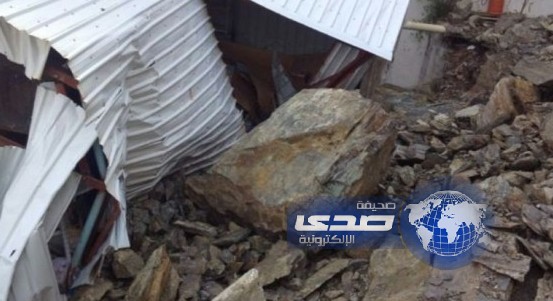 سقوط صخور من جبل يخلي منزل في الباحة