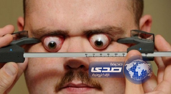 بريطاني يستطيع أن يخرج عينه من مكانها!