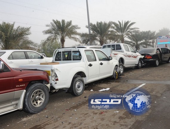 بالصور:انخفاض مستوى الرؤية يتسبب بتصادم تتابعي بين 57 سيارة على طريق العين أبوظبي