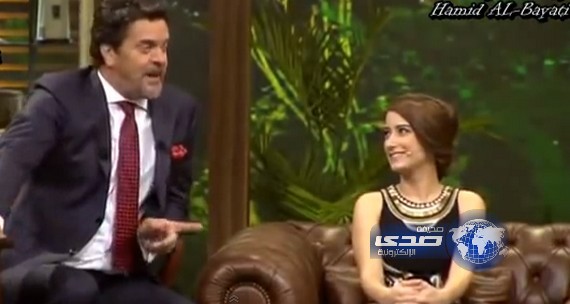 بالفيديو ..مذيع يحرج نهال التركية على الهواء بسبب لسانها