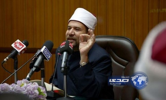 كر وفر بين خطيب ومصلين غاضبين بعد أن وصف في خطبته الدستور بـ«المرأة الزانية»