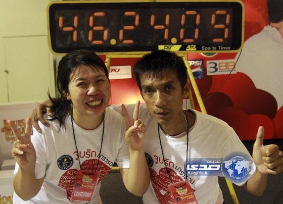 متجر يقدم خاتم الماس في مسابقة لأطول قبلة بمناسبة افتتاحة