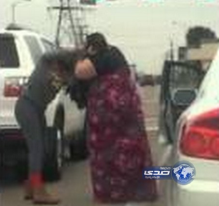 معركة نسائية حاميةعند إشارة المروربالكويت