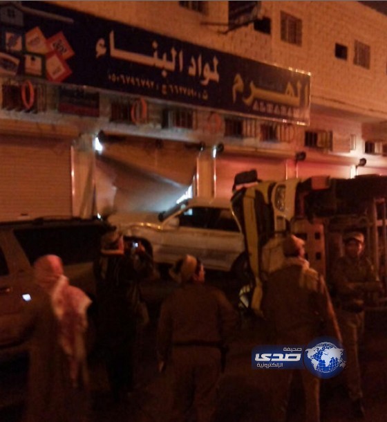 صور.. انقلاب مركبة تابعة للدفاع المدني بحي الصالحية