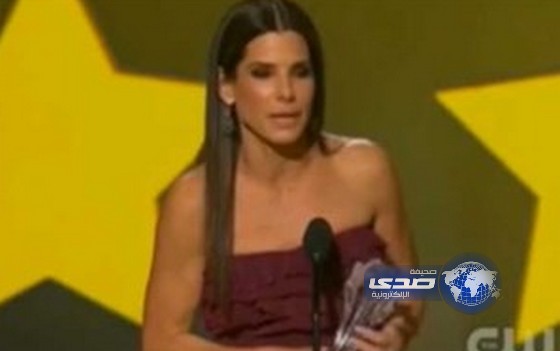 بالفيديو..ساندرا بولوك تفقد اعصابهاعلى الهواء وتشتم في حفل توزيع جوائز النقاد !