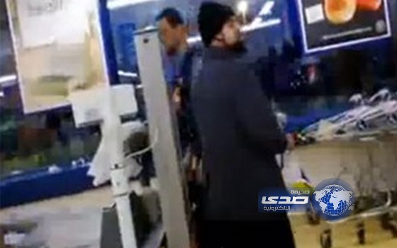 بالفيديو.. بائعة بريطانية لزبونها: “الموت لك أيها المسلم!.. الموت لك”