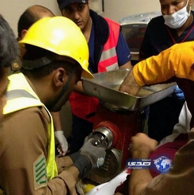 تحرير يد عامل احتجزت داخل فرامة لحم بأحد مطاعم مكة