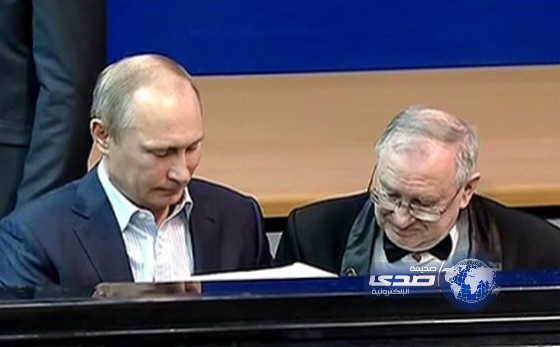 بالفيديو.. بوتين يعزف على البيانو أثناء لقاء مع طلبة في موسكو