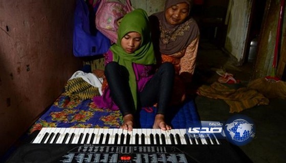 طفلة أندونيسية بلا ذراعين تعزف البيانو بقدميها