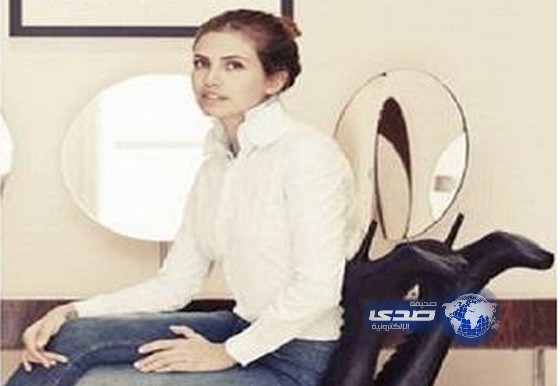 كرسي على شكل “امرأة سوداء” يفتح النار على صديقة مالك “تشيلسي”